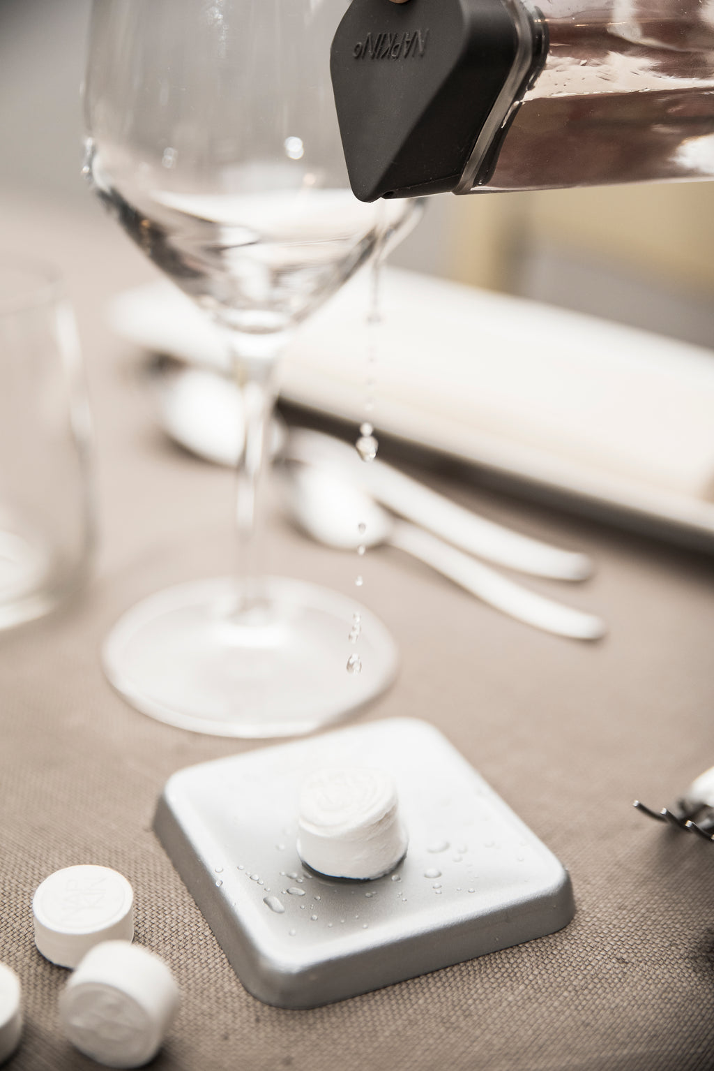 COOL 100 Single-Use Compressed Wipes in Viscose to Moisten